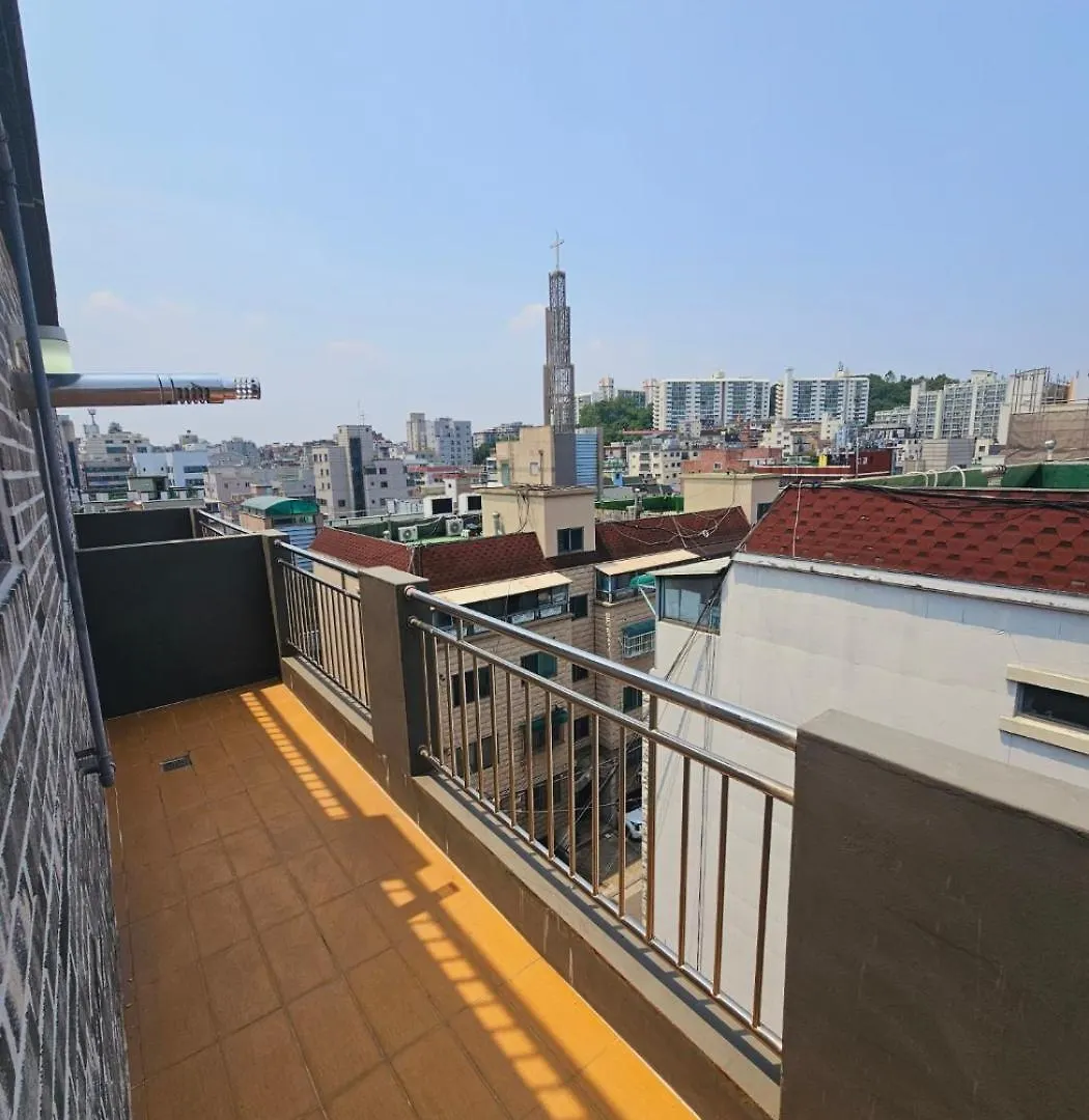 Urban Terrace Suite House سيول 0*,